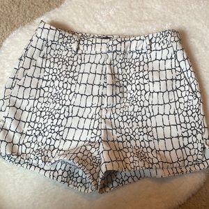🚛 Forever 21 Size Small Black and White Abstract Shorts